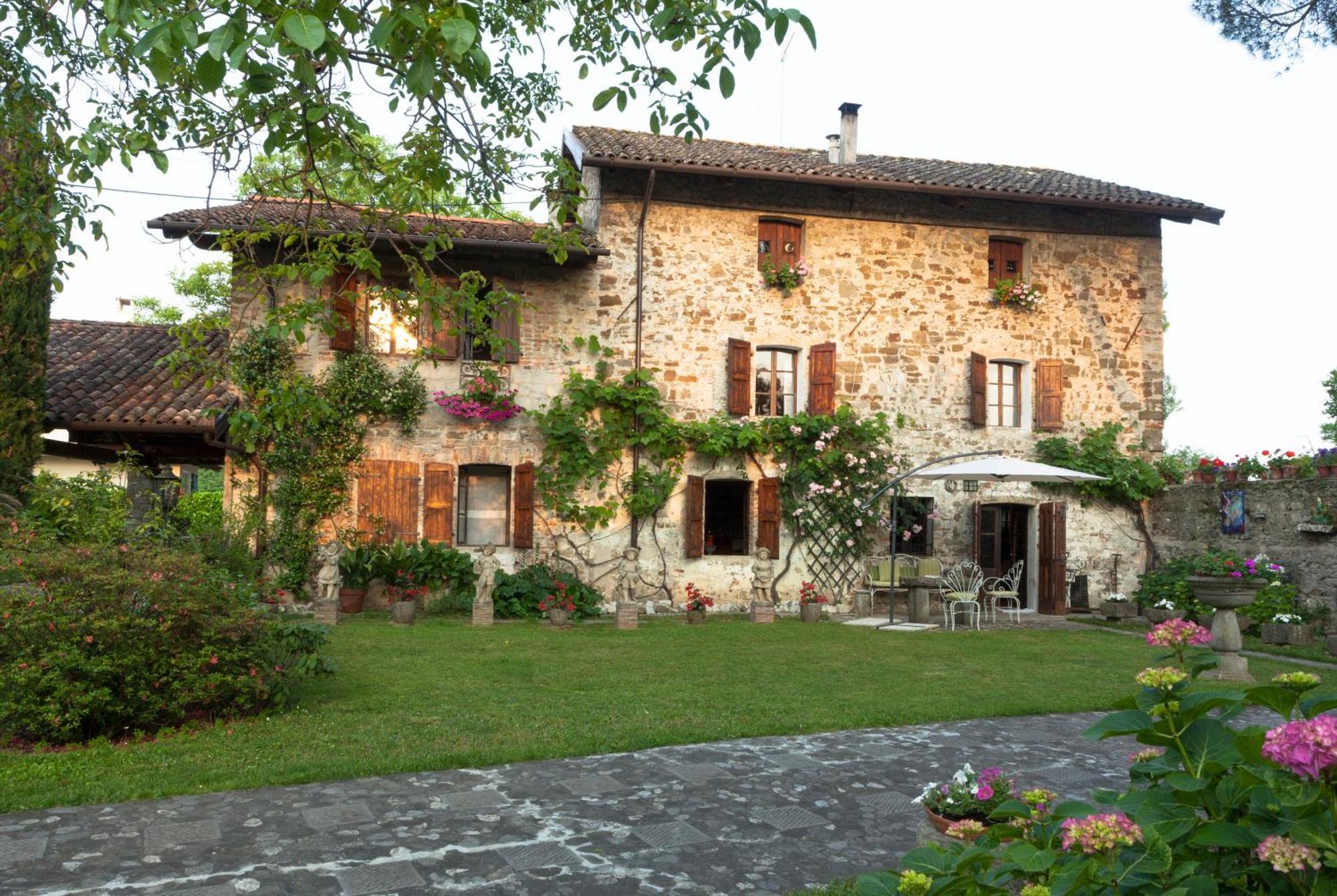 B&B La Casa Del Sole Manzano Luaran gambar